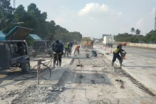 Lewat Jalan Tol Jagorawi,...