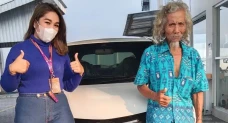 Kakek Berpakaian Lusuh...