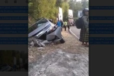 Nekat Nyalip di Tanjakan...