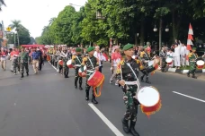 Ribuan Warga Arak Bendera...