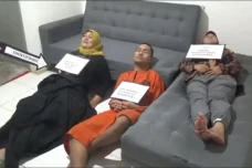 Cemburu Lihat Kekasih...