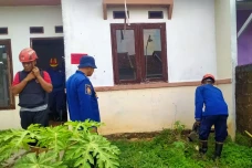 Damkar Evakuasi Anak...