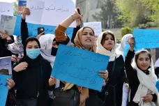 Sekolahnya Ditutup Taliban,...