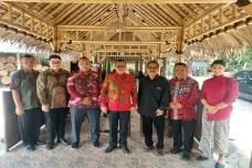 Hasto Imbau Kepala Daerah...