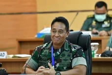 Prajurit TNI Todongkan...