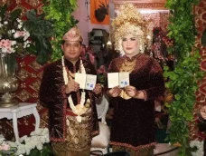 Istri Sah Enggan Dimadu,...