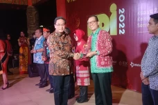 7 Gubernur Raih Anugerah...