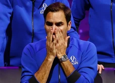 Sambil Menangis, Federer...