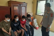 Hanya untuk Sok-Sokan,...