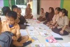 Miris! Tak Punya Kelas,...