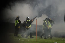 Polisi Tembakkan Gas...
