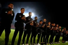 Liga 1 Dihentikan Sementara,...