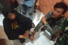Bawa Celurit Raksasa,...