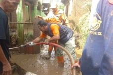 Banjir 3 Meter Surut,...