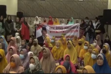 Ratusan Emak-emak Jember...