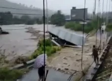 Banjir Terjang Mamuju,...