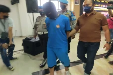 Cemburu, Pria Ini Siramkan...
