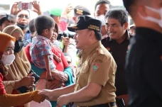 Warga Kuala Kapuas Serbu...