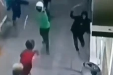 Viral 2 Kelompok Adu...