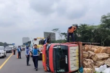 Truk Terguling di Tol...