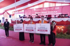 UISI Kukuhkan 425 Mahasiswa...