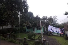 Diterjang Hujan-Angin,...