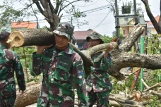 Pasukan Marinir Diterjunkan...