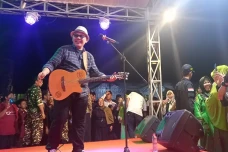 Penyanyi Doel Sumbang...