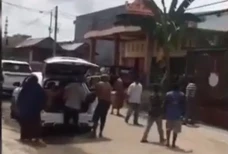 Gara-gara Upah, Tukang...