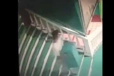 Sosok Serba Putih Bawa...