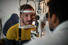 Cek Mata di Optik atau...