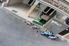 Aksi Pria Berpeci Bongkar...