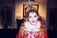 Madonna Kenakan Headpiece...