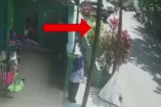 Mobil Dinas Polisi Terekam...