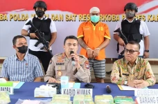 Polda Kepri Musnahkan...