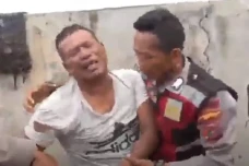 Bak Jagoan Acungkan...