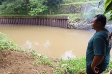 Jenuh Kebanjiran, Warga...