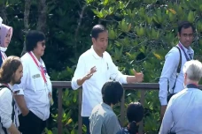 Kenakan Jeans dan Kemeja...