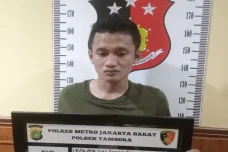 2 Tahun Buron, Penjambret...