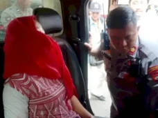 Ibu Muda Melompat dari...