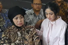 Dewi Perssik Dikabarkan...