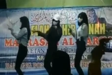 Terlalu Erotis dan Umbar...