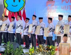 Bupati Hamim Pou Menerima...