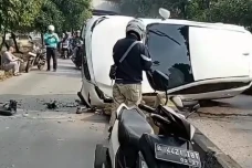 Hilang Kendali, Mobil...