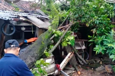 Diterpa Hujan Angin,...