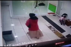 Perempuan 18 Tahun Pembuang...