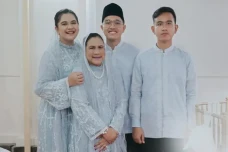 Kahiyang Ayu Bagikan...