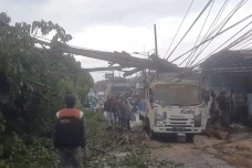 Diterpa Hujan Angin,...