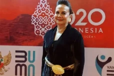 Christine Hakim Makin...