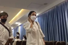 Kenakan Pakaian Serba...